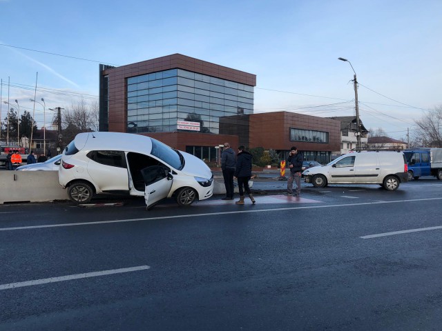Accident rutier în Lazu: un șofer a ÎNCĂLECAT parapetul cu mașina!