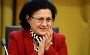 Gest neobişnuit făcut de Ecaterina Andronescu, în faţa a mii de studenţi: Ministrul Educaţiei a mototolit două bancnote