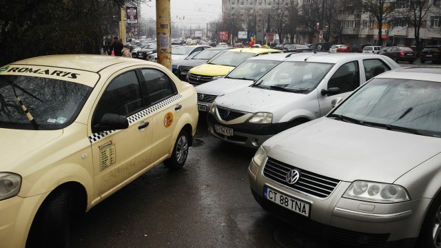 PARCARE DE BIZON! Trotuar BLOCAT ORE BUNE de un taxi!