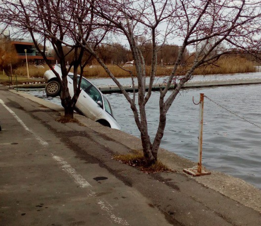 FOTO. SFÂRȘIT DE AN traumatizant pentru o șoferiță: cu mașina pe jumătate în lacul Tăbăcărie!