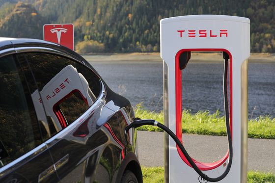 Oraşele din România în care Tesla va instala câte o staţie de încărcare rapidă Supercharger