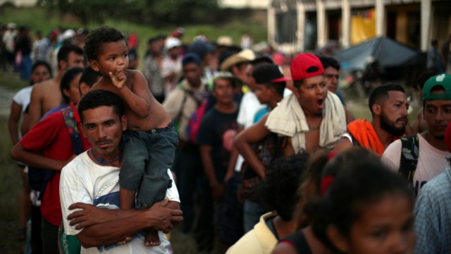 Honduras: Sute de migranţi au pornit spre Statele Unite într-o nouă caravană