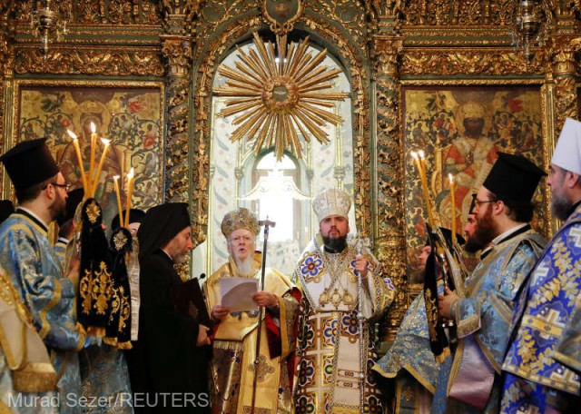 Patriarhul ecumenic Bartolomeu i-a înmânat mitropolitului Epifanie decretul de recunoaştere a Bisericii ortodoxe ucrainene autocefale
