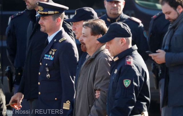 Teroristul Cesare Battisti a sosit în Italia, unde va executa o pedeapsă de închisoare pe viaţă
