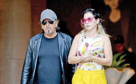 Bunicuţii de la Hollywood şi-au tras iubite tinerele. Al Pacino e campion!