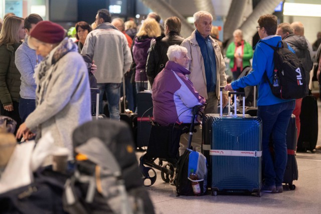 Germania: Grevă a personalului de securitate din aeroporturi, sute de zboruri anulate