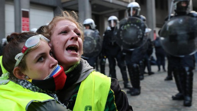 Manifestaţie a femeilor „veste galbene“ la Paris