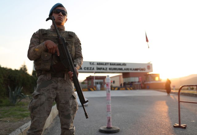 Turcia: Mandate de arestare pentru alţi 137 de militari şi civili suspectaţi de legături cu Gulen