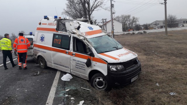 O AMBULANŢĂ s-a DAT PESTE CAP, în Constanţa: o asistentă a fost rănită! VIDEO