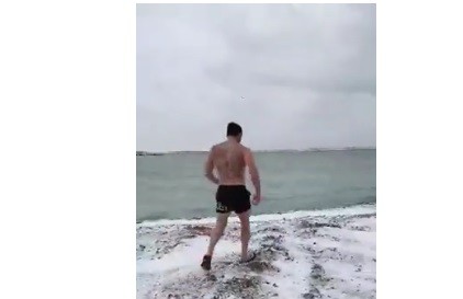 Un bărbat din Valu lui Traian a făcut baie în mare pe un GER de crapă pietrele! VIDEO