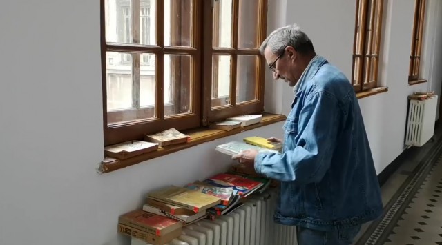 FACE CINSTE CONSTANȚEI! Profesorul care „alimentează” caloriferele cu cărți, pentru a citi elevii!