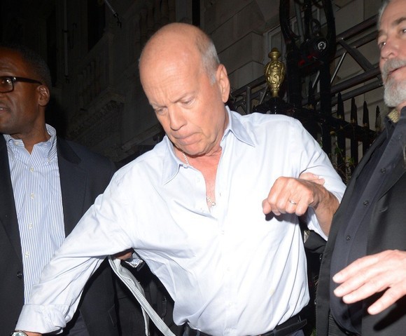 Bruce Willis s-a îmbătat atât de tare încât a fost dus pe braţe la maşină