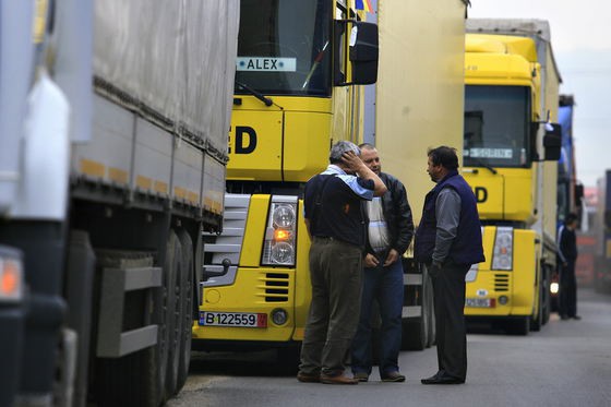 FORT: Coloanele de camioane de la graniţa cu Ungaria generează în continuare pierderi mari transportatorilor