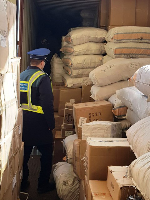Până şi accesoriile pentru animale sunt contrafăcute. Ce au descoperit poliţiştii în port