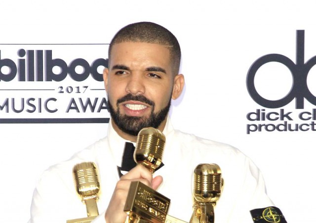 Drake, criticat după ce la un concert a pupat o minoră