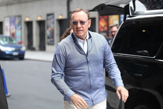 Kevin Spacey, tras pe dreapta după audierea de la tribunal