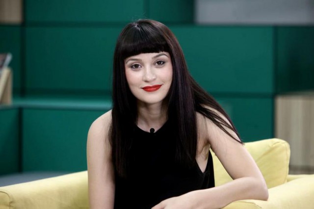 Nu a uitat de unde a plecat. Irina Rimes și-a colindat prima profesoară și directoarea școlii