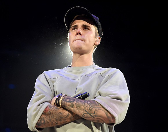 Justin Bieber, în trend cu rapperii! Artistul s-a tatuat pe față