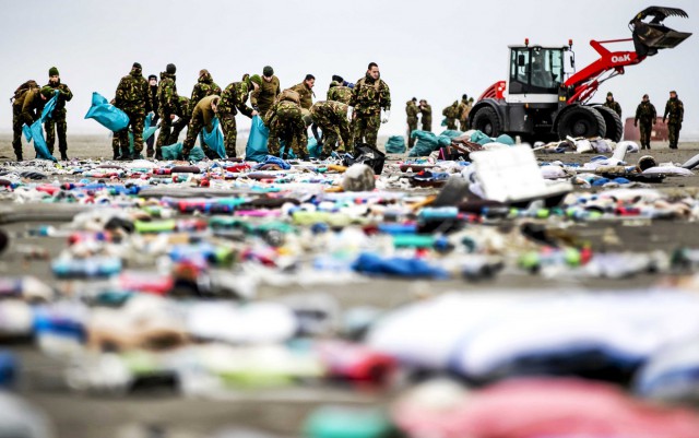 Containerele pierdute în Marea Nordului continuă să eşueze pe plajele din Olanda; armata chemată în ajutor