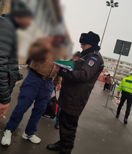 Amenzi date de poliţiştii locali. Neîndepărtarea zăpezii, încălcări ale legislaţiei rutiere, tulburarea ordinii publice, printre abaterile constatate
