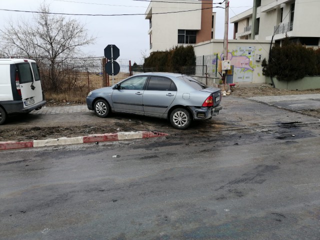 Accident rutier cu mai multe maşini, în zona Summerland: una a pătruns pe trotuar!