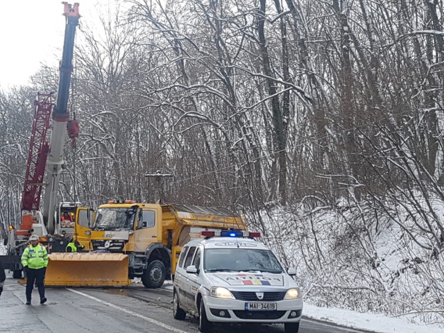 După sărărița care a luat foc pe Autostrada A2, un utilaj al DRDP s-a răsturnat pe DN 22A