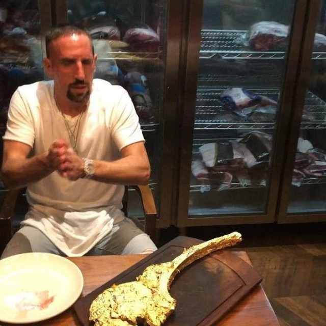 Franck Ribery, mijlocaşul echipei Bayern, amendă grea din partea clubului pentru injurii, după ce a mâncat o friptură cu foiţă de aur