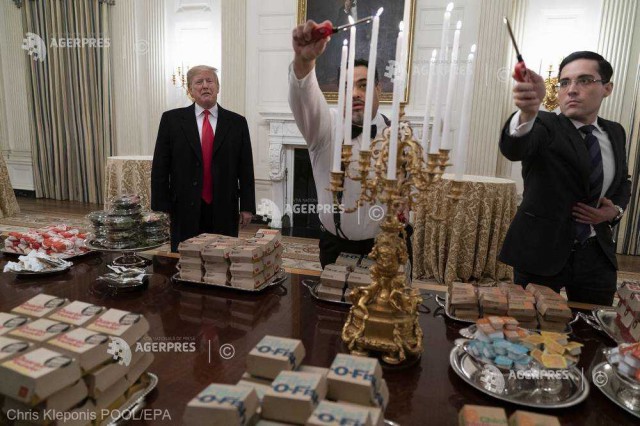 Donald Trump i-a servit cu hamburgeri şi pizza pe jucătorii de la Clemson Tigers