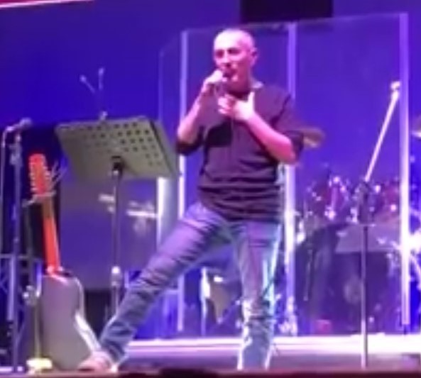 Solistul trupei Taxi, în spectacol: ‘F…-ţi morţii mă-tii de PSD; Muie PSD’. VIDEO!