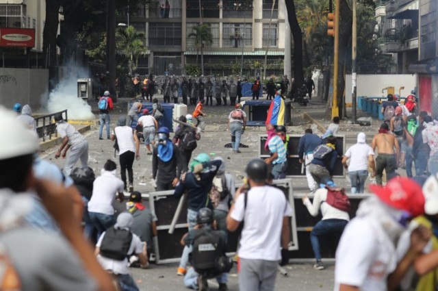 Venezuela: Ciocniri între forţele de ordine şi manifestanţi ai opoziţiei la Caracas
