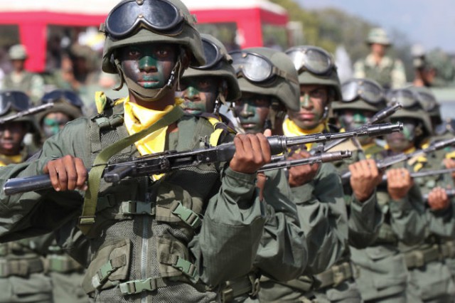 Venezuela: Peste 20 de militari arestaţi pentru că s-au revoltat împotriva preşedintelui Maduro