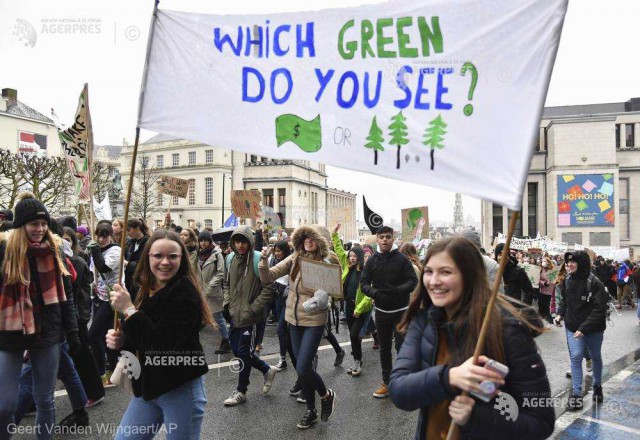 Mai mult de 12.000 de tineri au mărşăluit la Bruxelles în favoarea unei politici climatice mai ambiţioase