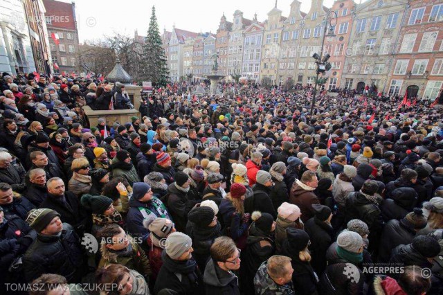 Polonia: Funeraliile primarului oraşului Gdansk, decedat după ce a fost înjunghiat, au reunit 45.000 de persoane