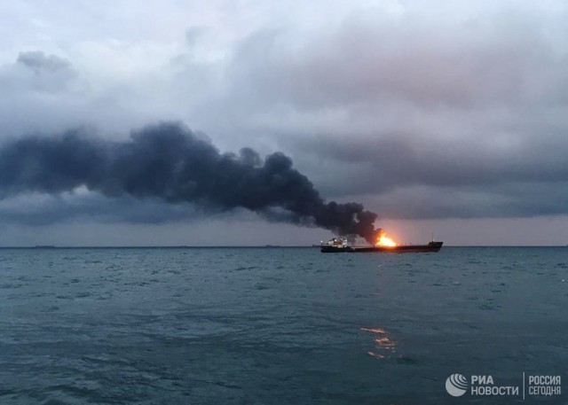 Crimeea: 14 morţi în incendiul de pe două nave aflate în apropiere de strâmtoarea Kerci