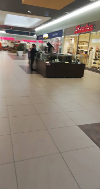 KILOGRAME DE AUR, furate din incinta Carrefour. Hoţii au acţionat cu 15 minute înainte de închiderea centrului comercial!