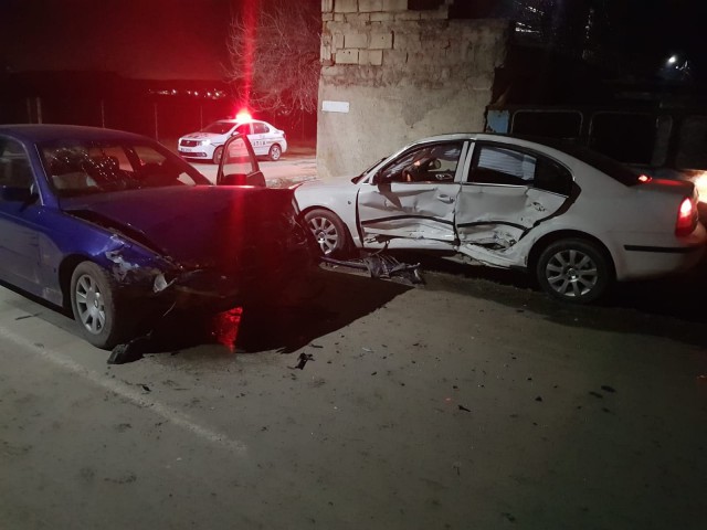 Accident rutier la ieşire din Kogălniceanu: o maşină a fost proiectată într-o clădire!