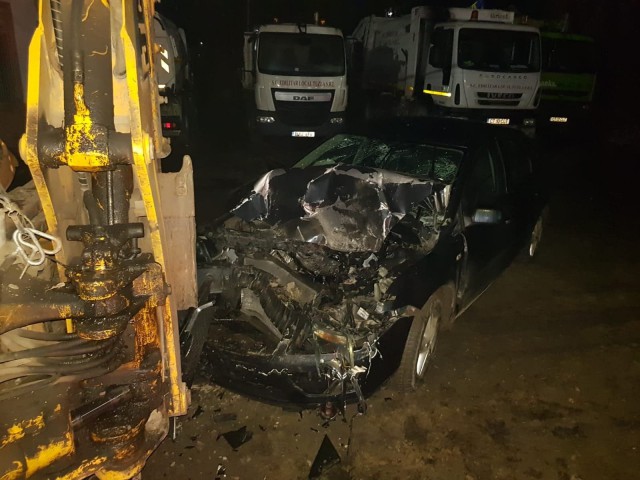 Șofer începător: a 'zburat' cu mașina din sensul giratoriu de la Tuzla fix într-un buldoexcavator!