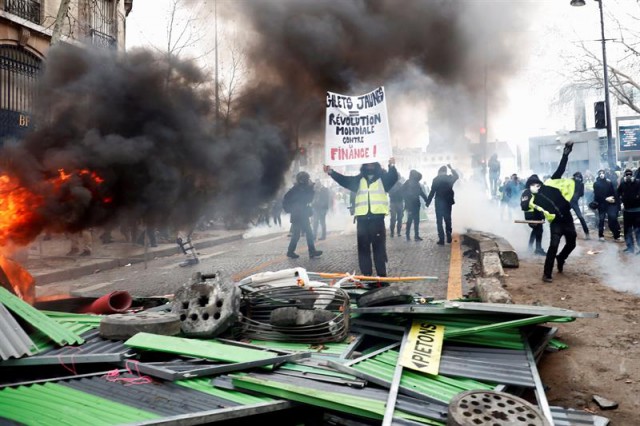 Franţa: Incidente în cursul manifestaţiilor ''vestelor galbene'', care îşi continuă mobilizarea