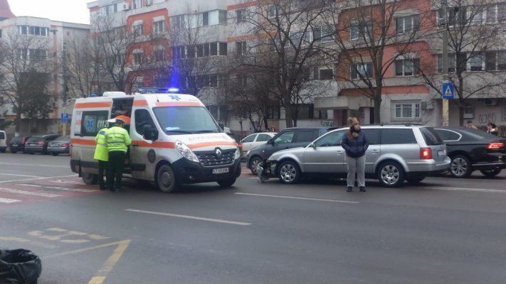 ACCIDENT la trecerea de pietoni de pe B-dul 1 Mai. FOTO