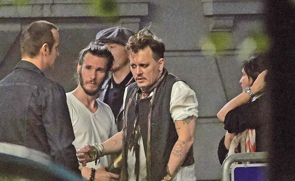 Băutura le-a distrus căsniciile! În ce hal au ajuns Brad Pitt şi Johnny Depp