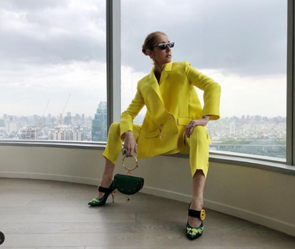 Celine Dion a întinerit peste noapte. Artista, în pantaloni scurţi, arată precum o adolescentă