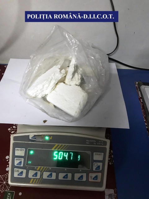 FLAGRANT pe Autostradă! COCAINĂ adusă la Constanța și porționată în mai multe apartamente din Mamaia!