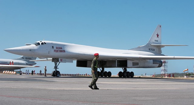 Rusia: Un bombardier strategic s-a prăbuşit la aterizare; doi morţi