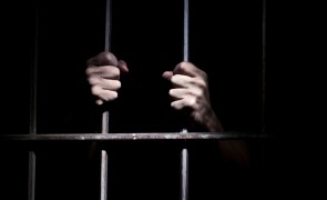 Comisarul care a ajutat la introducerea de telefoane mobile în penitenciar, în fața judecătorilor