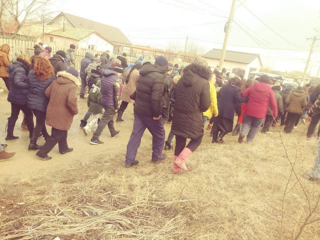 Durere fără margini: Fata UCISĂ de tată la Săcele a fost ÎNMORMÂNTATĂ! Video