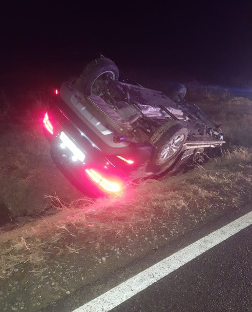 S-a RĂSTURNAT cu MAȘINA în afara părții carosabile