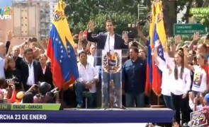 Situație INCREDIBILĂ în Venezuela: Șeful Parlamentului s-a autoproclamat 'preşedintele în exerciţiu' al ţării; Trump îl recunoaşte ca 'preşedinte interimar'