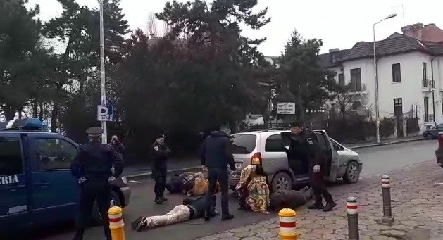 SCANDAL în fața Tribunalului Constanța! Jandarmii au pus la pământ mai multe persoane! VIDEO