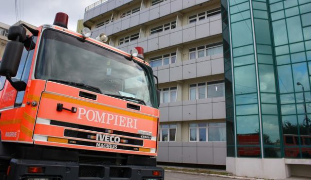 INCENDIU! STUDENȚI EVACUAȚI din căminul de la Pescărie!