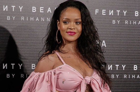 Rihanna a devenit cea mai bogată cântăreaţă din lume